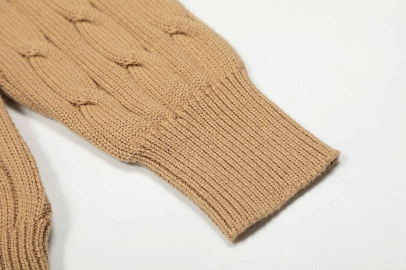 P250 Top quality" Style number: DS862# (not off the shelves all year round) [Ralph Lauren autumn and winter solid color pony embroidery logo knitted POLO lapel sweater] ✅Ralph Lauren Ralph Lauren classic basic lapel POLO same style knitted autumn and winter sweater for men and women ✅Main supplier platform live broadcast Wholesale entity Replenish when out of stock Not off the shelf ✅ZP quality 1:1 version Scan the code to enter the GF website Counter quality ✅Details and quality The only one in Guangzhou Imported high-quality cotton yarn, focusing on high-end, cost-effective, good quality needless to say ✅The version is restored to the original order, the maximum size can be worn up to 190 pounds, loose, comfortable and stress-free ✅The upper body is simple and easy to match, a must-have for men ootd, good-looking clothes are never picky, a must-have recommendation for couples' wardrobes Size: S-XL Color: Black White Gray Khaki Navy Blue White Label Navy Blue Red Label